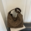 Minimalistische große Tote-Bag mit Leopardenmuster und breitem Schultergurt aus Canvas-Stoff - Braun