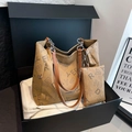 Sac cabas monogramme kaki avec bandoulière chaîne et pochette assortie en boîte cadeau - Kaki