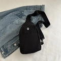 Modische schwarze Nylon-Umhängetasche mit silbernem M-Detail auf Jeansjacke - Schwarz