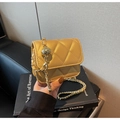 Primer plano detallado del mini bolso acolchado dorado con hebilla de bola metálica ajustable - Dorado