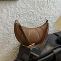 Bolso medialuna marrón caramelo con textura plisada y herrajes dorados - Marrón