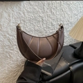 Elegante bolso de hombro tipo media luna marrón con diseño plisado y detalles dorados - Marrón