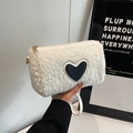 Borsa a mano bianca in lana di agnello con toppa a cuore in pelle e zip dorata - Bianco Sporco