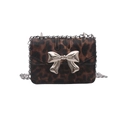 Mini borsa a tracolla leopardata con fiocco in metallo argento e catena - Marrone