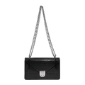 Bolso bandolera de charol negro con costuras geométricas y correa de cadena plateada - Negro