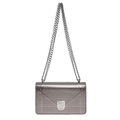 Bolso de hombro plateado metalizado con costuras geométricas y cierre de hebilla - Color gunmetal