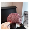 Detailansicht einer rosa Pailletten-Handtasche mit glänzendem Metallrahmen-Verschluss - Rosa