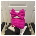 Detail der pinkfarbenen Puffer-Tasche mit Steppmuster und großer dekorativer Schleife - Rosenrosa