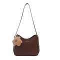 Sac bandoulière demi-lune marron en similicuir mat avec un joli pendentif étoile en peluche - Café Avec Pendentif Étoile