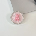 Vue macro du support de téléphone ours rose avec strass brillants et texture cuir - Support Transparent-Strass Perle-Ours Dopamine / Rose