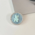 Vue détaillée du support de téléphone ours avec strass brillants et base bleue texturée - Support Transparent-Strass Perle-Ours Dopamine / Bleu