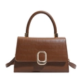 Borsa a mano trapezoidale marrone in finta pelle a coccodrillo con chiusura dorata e manico - Marrone