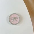 Dettaglio del supporto per telefono rosa con fiocco di strass e bordo in cristallo - Rosa