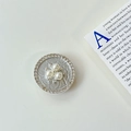 Vue macro du support de téléphone rond avec perles blanches et motif trèfle en strass - Style adhésif transparent (fleur de perle) / Blanc