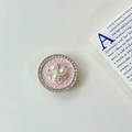 Dettaglio del supporto per telefono in pelle rosa con perle e strass scintillanti - Stile adesivo trasparente (fiore di perla) / Rosa