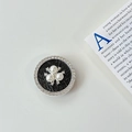Dettaglio del supporto cellulare con fiori di perle, strass e trama in pelle nera - Stile adesivo trasparente (fiore di perla) / Nero