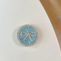Detail der blauen Leder-Handyhalterung mit einem funkelnden Strass-Schleifen-Design - Blau
