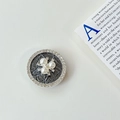 Dettaglio di un supporto per telefono di lusso con fiori di perle e strass su pelle - Stile adesivo trasparente (fiore di perla) / Grigio