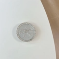 Details der Handy-Halterung mit Strass-Schleife und silberner Glitzer-Lederoptik - Silber
