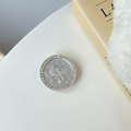 Nahaufnahme der glitzernden Strass-Schmetterlings-Handyhalterung mit Silberfolien-Textur - Silber