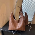 Dunkelbraune Oversize-Tragetasche aus geflochtenem Leder mit ikonischem Rautenmuster für Damen - Braun