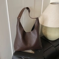 Dunkelbraune geflochtene Hobo-Tasche aus Leder mit großem Fassungsvermögen und Schultergurt - Braun