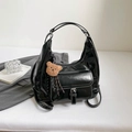 Glanzende zwarte draagtas met contraststiksels en bruine teddybeer bedeltje accessoire - Met Hanger / Zwart