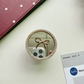 Detailopname van een ronde spiegel telefoonhouder met gouden strik en strassteentjes - Groot Rond / Goud