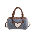 Schicke blaue Plüsch-Zylindertasche mit Herz-Patch und braunen Lederriemen - Blau