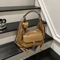 Sac fourre-tout en cuir ciré caramel avec coutures contrastées et charme d'ours - Avec Pendentif / Marron