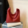Klassische gewebte Ledershopper in leuchtendem Rot mit geräumigem Design - Rot