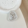 Dettaglio del supporto per telefono a cuore argentato con base in resina e bordi perlati - Texture in Alluminio #13