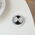 Détail du support MagSafe pour téléphone avec nœud à pois noirs et texte Gift For You - Noeud Papillon Magnétique à Pois / Noir