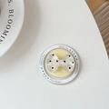 Gros plan du support MagSafe en forme de nœud à pois sur une carte cadeau blanche - Noeud Papillon Magnétique à Pois / Jaune