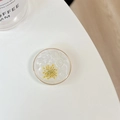 Macro detail of resin phone grip with yellow dried flower, pearls and silver glitter - Transparent Stand - Gold Ring Pearl Lace - Yellow