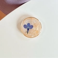 Dettaglio del supporto per telefono in resina con fiore secco blu e perle bianche - Supporto Trasparente - Anello D'oro Perla Sestupla Profitto - Cloud Flash Arancione