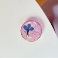 Dettaglio macro del supporto rotondo per telefono con fiori secchi blu e perle - Supporto Trasparente - Anello Dorato Perla Sei Volte Il Profitto - Glitter
