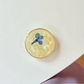 Dettaglio del supporto per telefono in resina con fiore secco blu e decoro di perle - Supporto Trasparente - Anello D'oro Perla Sestupla Profitto - Lampo Di Nuvola Giallo