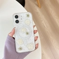 Detalle de funda MagSafe para iPhone con flores secas blancas y purpurina plateada - Resina Epoxi Magnética - Lámina Plateada Floral - Hortensia Blanca / iPhone 7/8/SE 2020