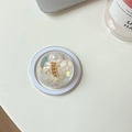 Detailaufnahme der Handyhalterung im Ozean-Design mit Muschel, Perle und Glitzer - Magnetisch - Kristallkugel Blaulicht - Nr. 5 Perle Große Schnecke
