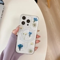 Detalle de funda MagSafe para iPhone con flores secas azules y estrellas de purpurina - Resina Epoxi Magnética - Cielo Estrellado Con Flores Naturales - Séxtuple Beneficio / iPhone 7/8/SE 2020
