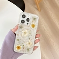 Detalle de la funda MagSafe floral con margaritas prensadas y copos de oro para iPhone - Epoxi Magnético - Lámina de Oro Flor Real - Espuela de Caballero / iPhone 7/8/SE 2020