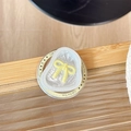Nahaufnahme der gelben Harzschleife Handyhalterung mit Gift For You Aufdruck Detail - Gelb Magnetisch-Alufolie Schleife