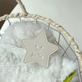Gros plan du support de téléphone en cuir en forme d'étoile avec motif Smile gravé - Blanc (Support Transparent - Pentagramme en Cuir)