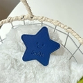 Détail du support en cuir étoile bleu marine avec gravure Smile sur fond de fausse fourrure - Bleu Royal (Support Transparent - Pentagramme en Cuir)