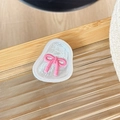 Détail d'un support de téléphone perlé avec un design de nœud papillon rose 3D - Rose Transparent-Nœud Papillon en Papier d'Aluminium