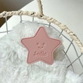 Détail du support de téléphone étoile en cuir rose avec gaufrage Smile et couture fine - Rose Coréen (Support Transparent - Pentagramme en Cuir)