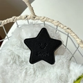 Gros plan du support de téléphone en cuir étoile avec logo smile sur peluche blanche - Noir (Support Transparent - Pentagramme en Cuir)