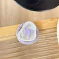 Détail macro du support magnétique avec nœud violet et base en nacre en forme de cœur - Violet Magnétique-Nœud Papillon en Papier d'Aluminium