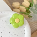 Dettaglio del supporto per telefono a fiore verde su un vassoio con tulipani decorativi - Fiore Verde Frutta